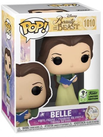 Belle en robe verte avec un livre