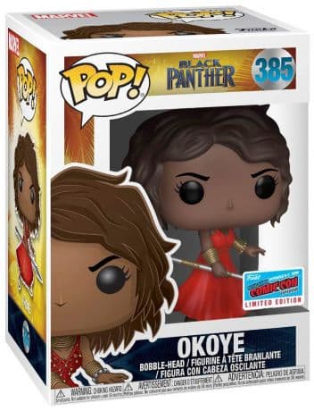 Okoye en robe rouge
