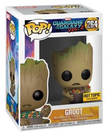 Groot avec un bol de bonbons