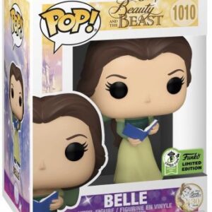Belle en robe verte avec un livre