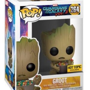 Groot avec un bol de bonbons