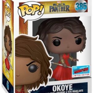 Okoye en robe rouge